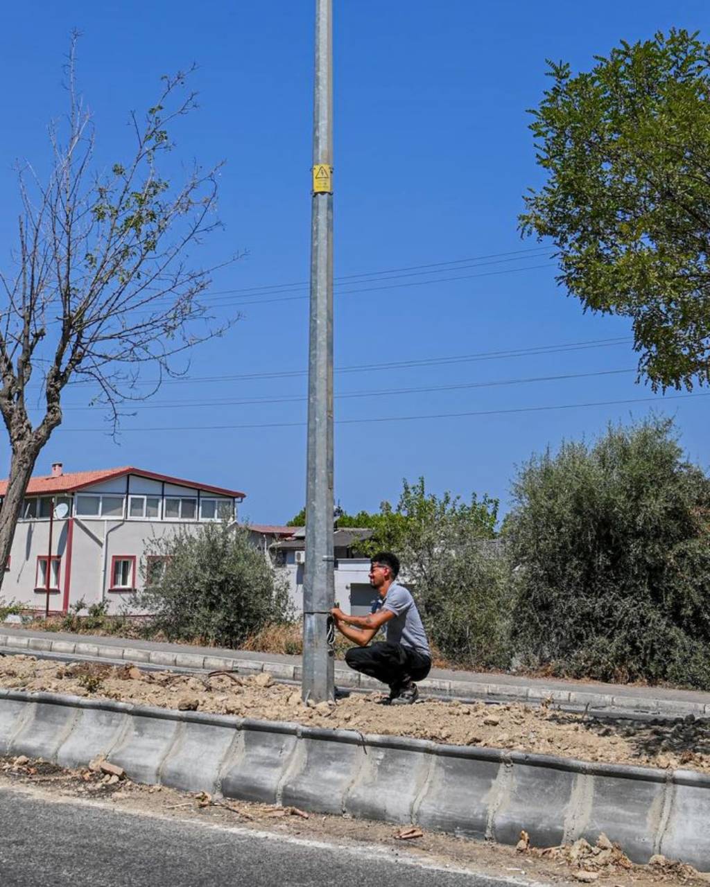 Kuşadası Belediyesi Güzelçamlı'da Orta Refüj Yenileme Çalışmalarına Başladı