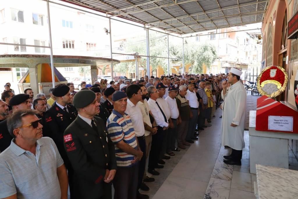 Nazilli Belediye Başkanı Ertuğrul Tetik, Kıbrıs Gazisi İlham Kıvanç'ı Andı