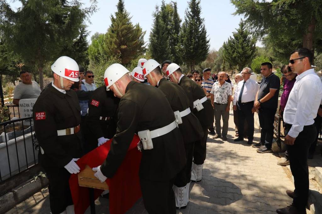 Nazilli Belediye Başkanı Ertuğrul Tetik, Kıbrıs Gazisi İlham Kıvanç'ı Andı