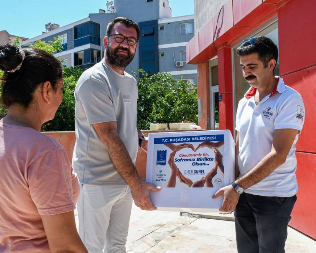 Kuşadası Belediyesi'nden Gıda Desteği Devam Ediyor