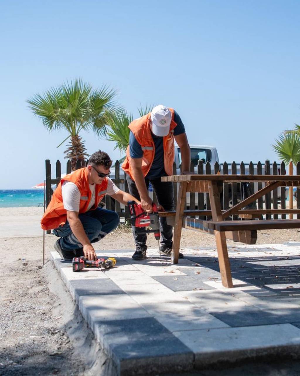 Kuşadası'nda Sevgi Plajı Mesire Alanı Yapımına Başlandı