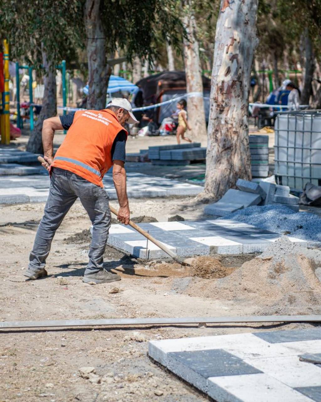 Kuşadası'nda Sevgi Plajı Mesire Alanı Yapımına Başlandı