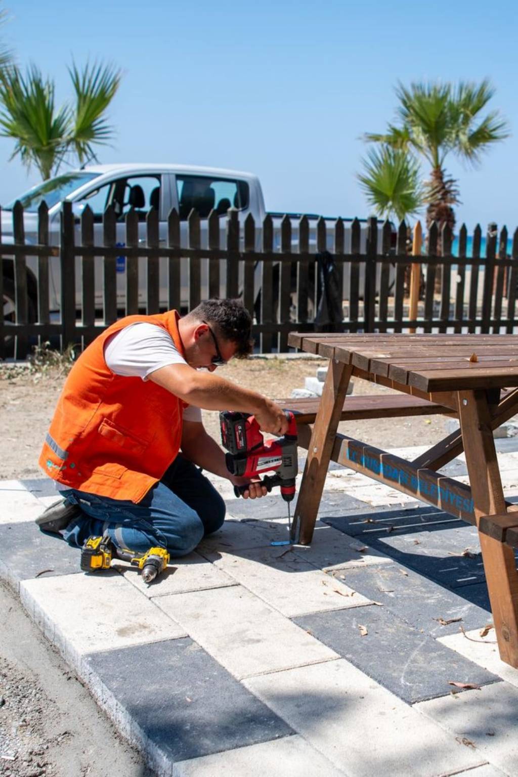 Kuşadası'nda Sevgi Plajı Mesire Alanı Yapımına Başlandı