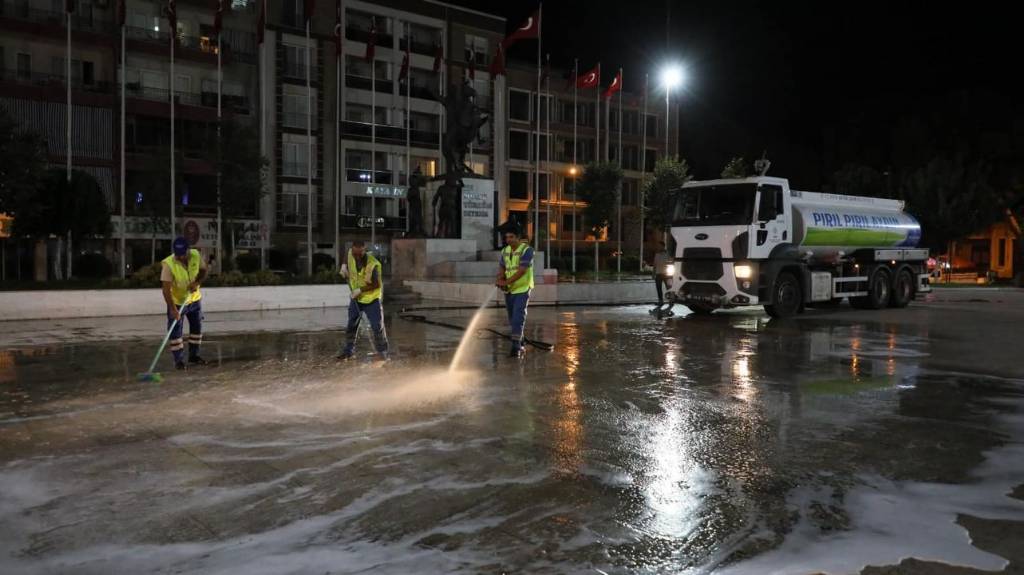 Aydın Büyükşehir Belediyesi İncirliova'yı Temizliyor