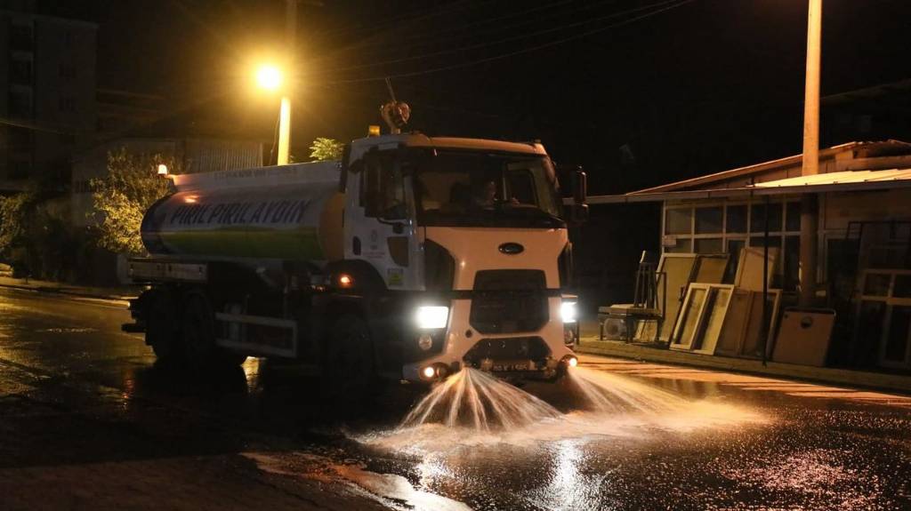 Aydın Büyükşehir Belediyesi İncirliova'yı Temizliyor