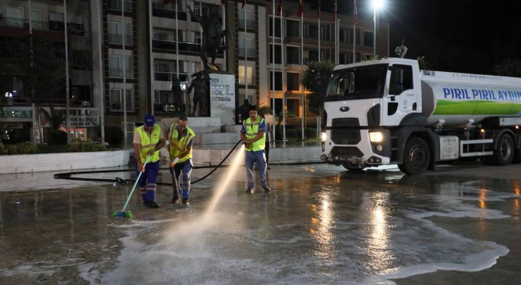 Aydın Büyükşehir Belediyesi İncirliova'yı Temizliyor