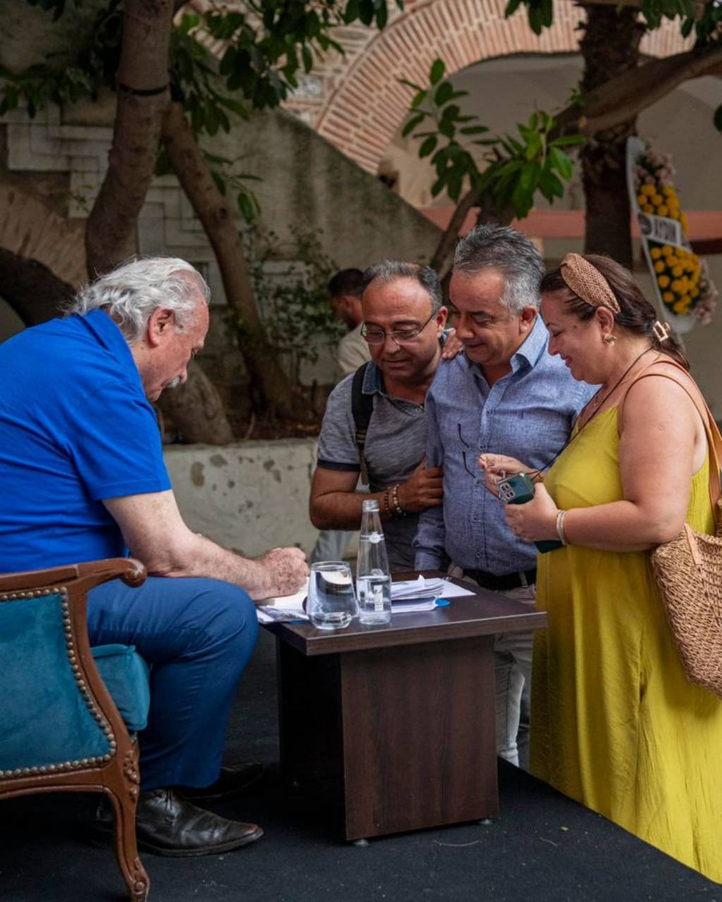 Erol Ertuğrul Kuşadası'nda Şiir ve İmza Günü Düzenledi