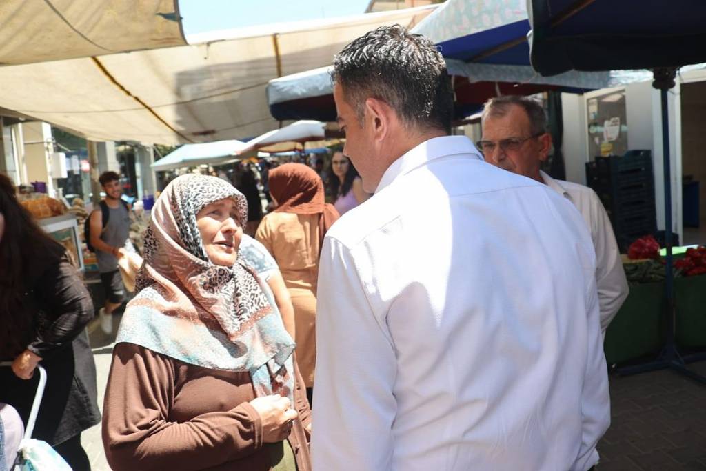 Koçarlı Belediye Başkanı Özgür Arıcı, İlçe Pazarını Ziyaret Etti