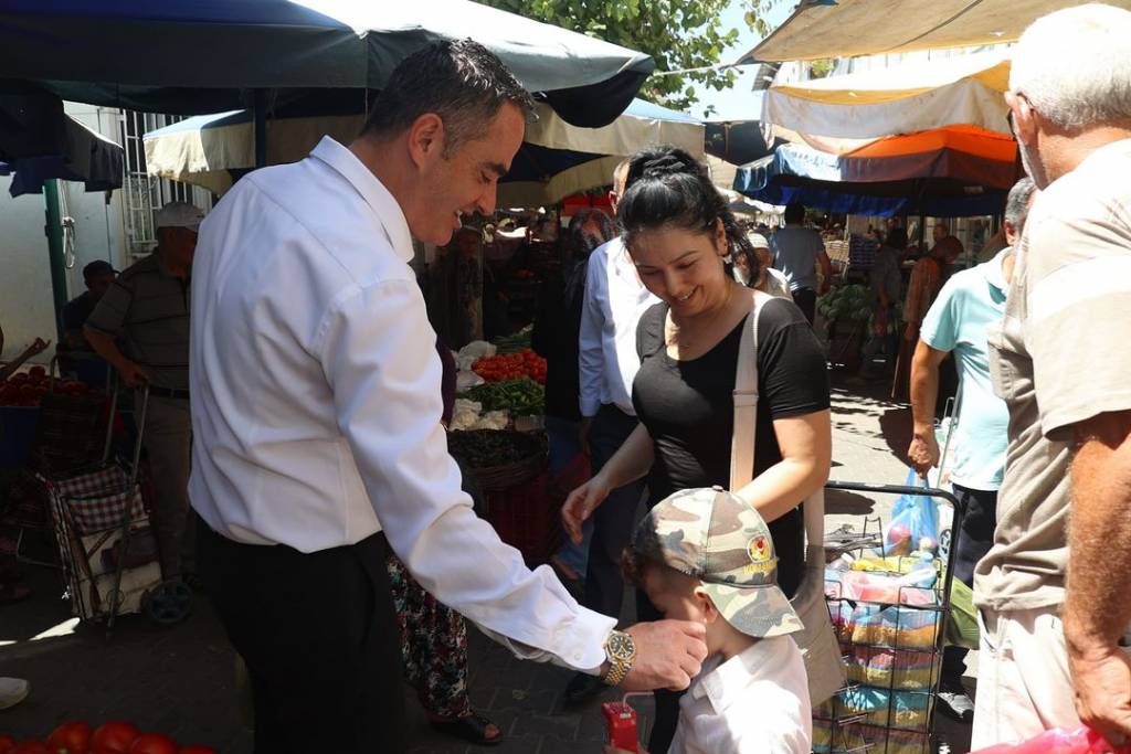 Koçarlı Belediye Başkanı Özgür Arıcı, İlçe Pazarını Ziyaret Etti