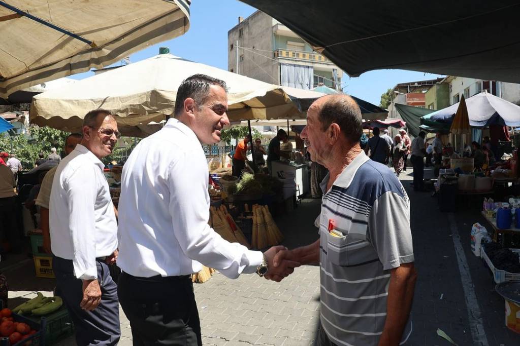 Koçarlı Belediye Başkanı Özgür Arıcı, İlçe Pazarını Ziyaret Etti