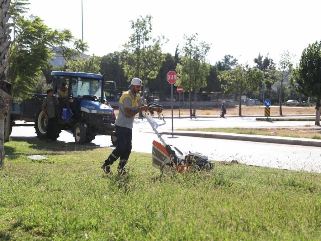 Didim Belediyesi'nden Yeşil Alan ve Park Temizlik Çalışmaları