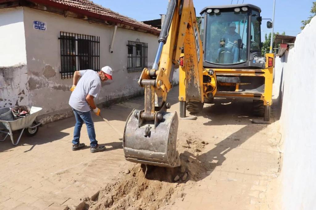 Nazilli Belediyesi İstiklal Mahallesi'nde Yol Yenileme Çalışmalarına Devam Ediyor