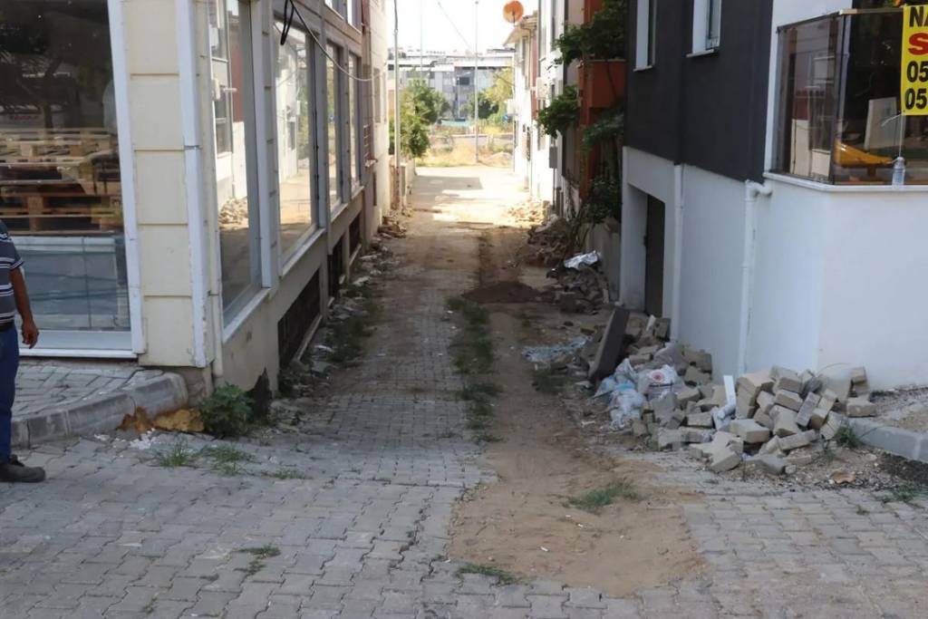 Nazilli Belediyesi İstiklal Mahallesi'nde Yol Yenileme Çalışmalarına Devam Ediyor