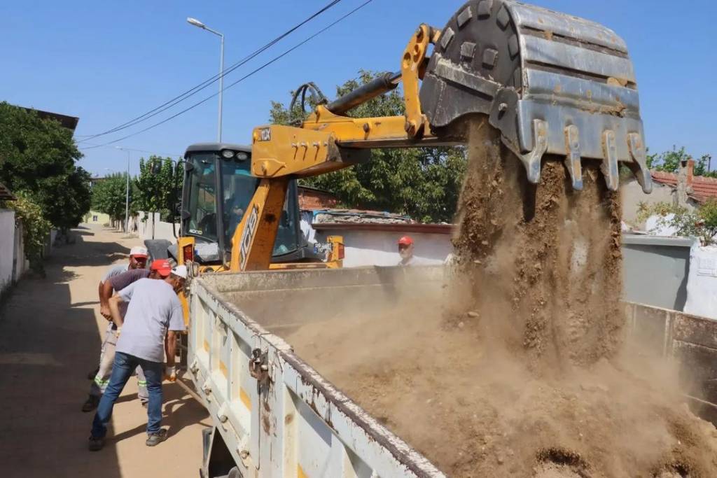 Nazilli Belediyesi İstiklal Mahallesi'nde Yol Yenileme Çalışmalarına Devam Ediyor