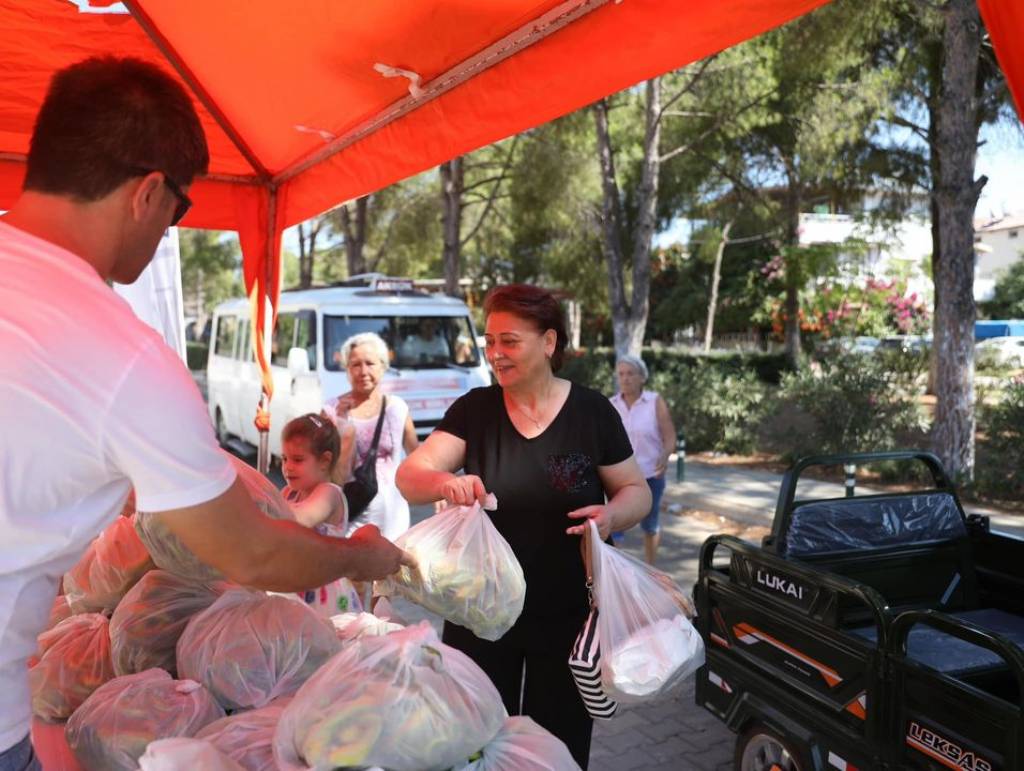 Didim Belediyesi Ücretsiz Sebze Dağıttı