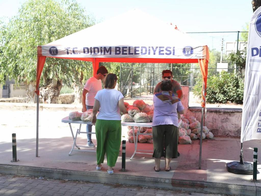 Didim Belediyesi Ücretsiz Sebze Dağıttı