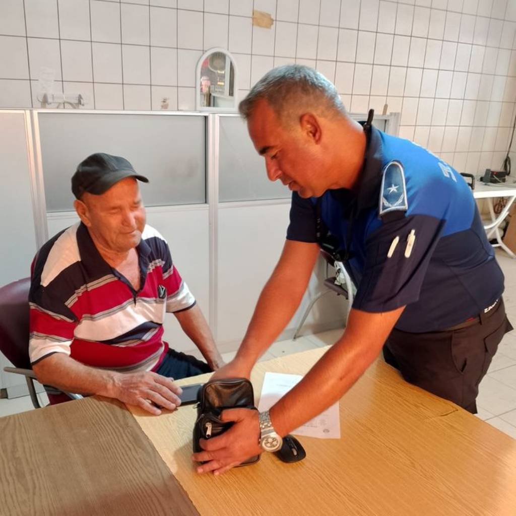 Söke Belediyesi Zabıta Ekipleri Kaybolan Para Dolu Çantayı Buldu