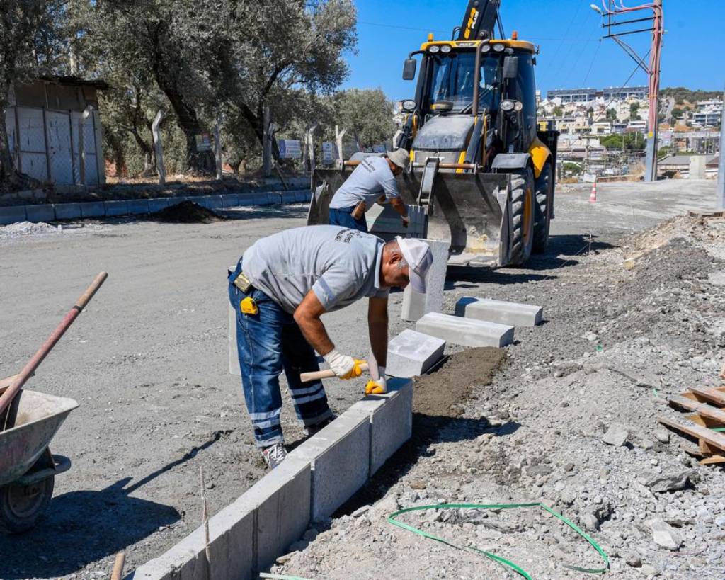 Kuşadası Belediyesi Değirmendere'de Sıcak Asfalt Çalışmalarına Başladı