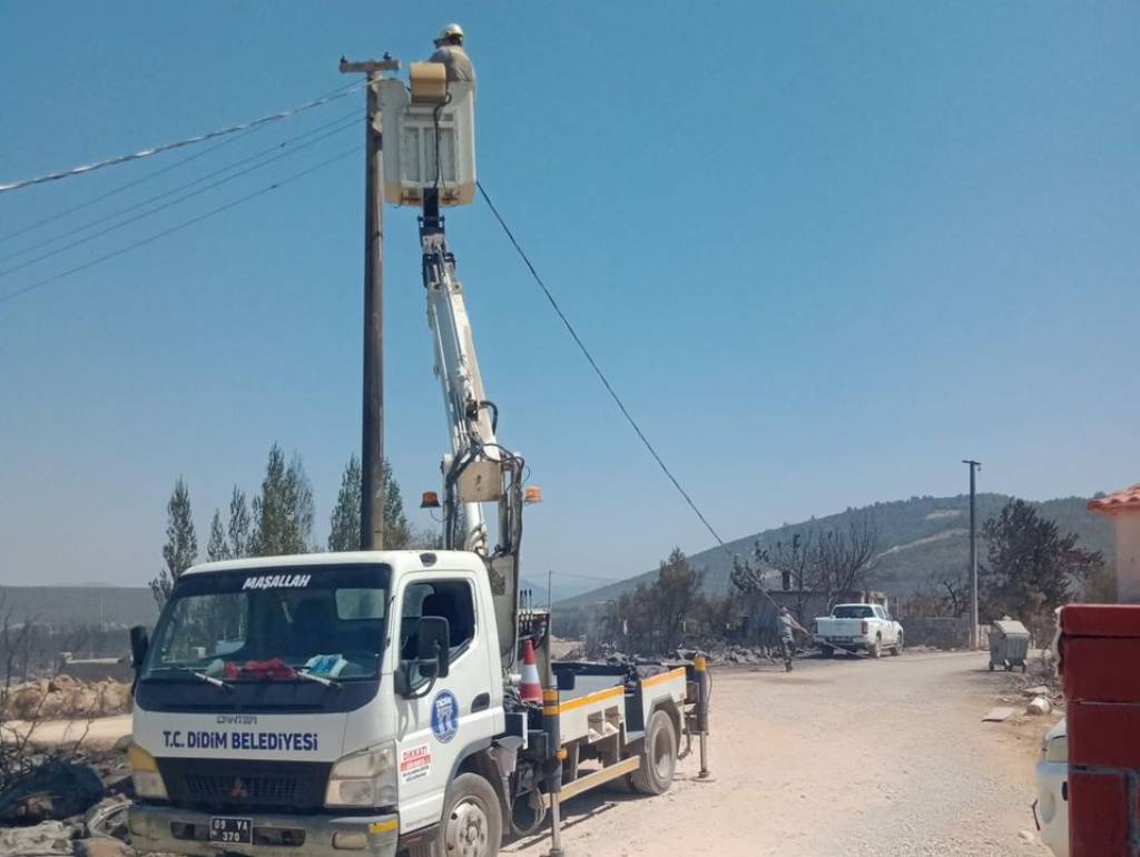 Didim Belediyesi Yangın Sonrası Elektrik Hattı Yenileme Çalışmalarına Destek Veriyor