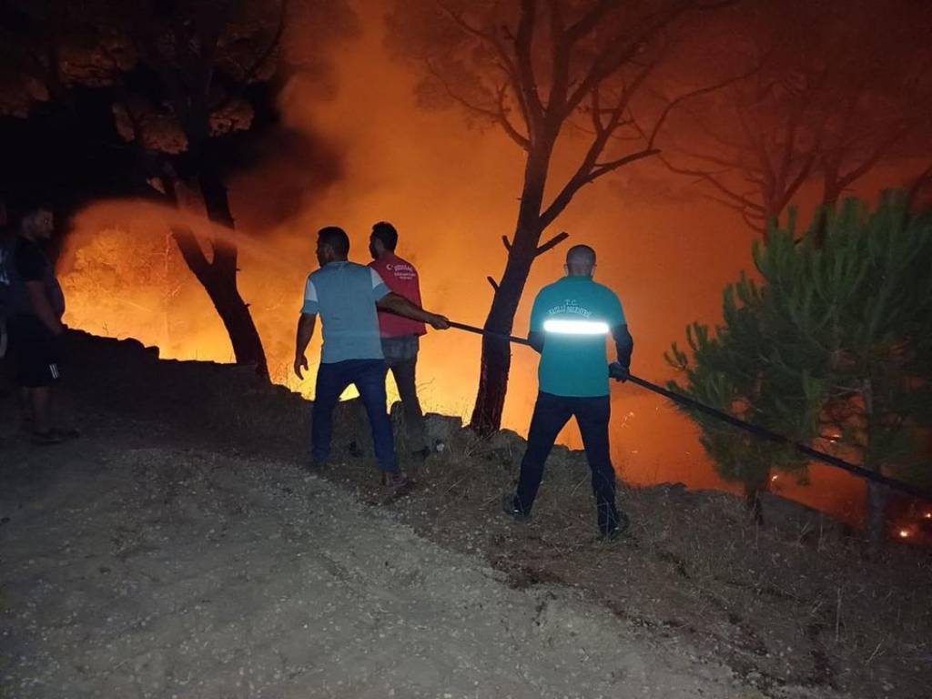 Nazilli Belediyesi, Alhisar Mahallesi Yangınında Etkilenenlere Destek Oluyor