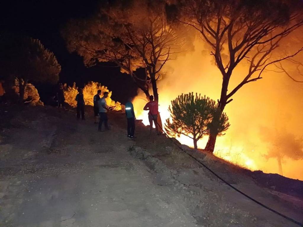 Nazilli Belediyesi, Alhisar Mahallesi Yangınında Etkilenenlere Destek Oluyor