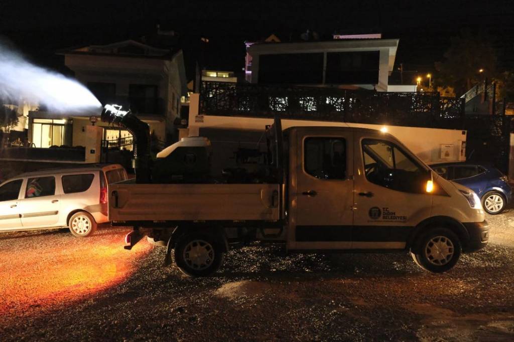 Didim Belediyesi Gece İlaçlama Çalışmalarına Devam Ediyor