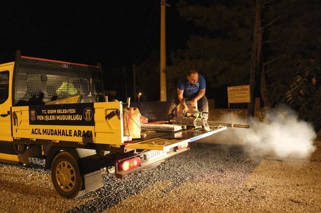 Didim Belediyesi Gece İlaçlama Çalışmalarına Devam Ediyor