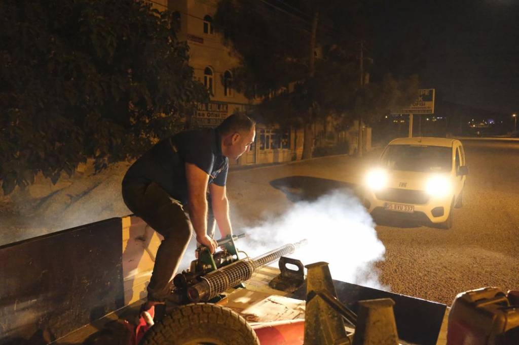 Didim Belediyesi Gece İlaçlama Çalışmalarına Devam Ediyor