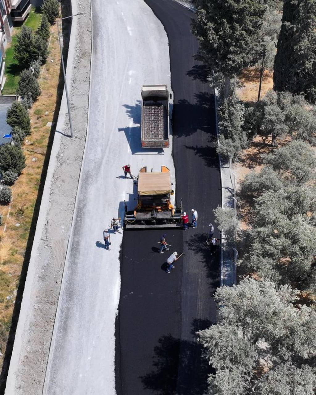 Kuşadası Belediyesi'nden Sıcak Asfalt Çalışmaları