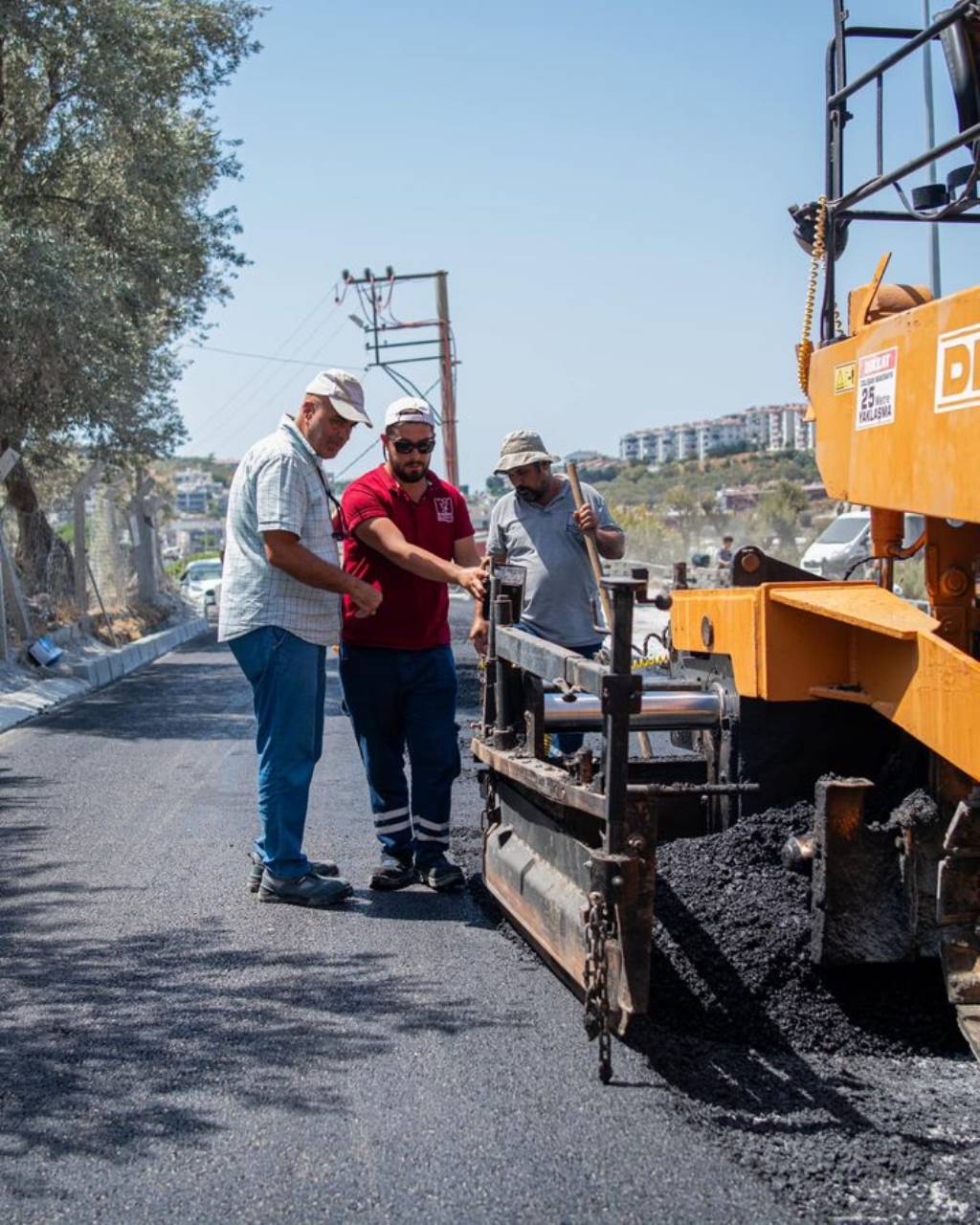 Kuşadası Belediyesi'nden Sıcak Asfalt Çalışmaları