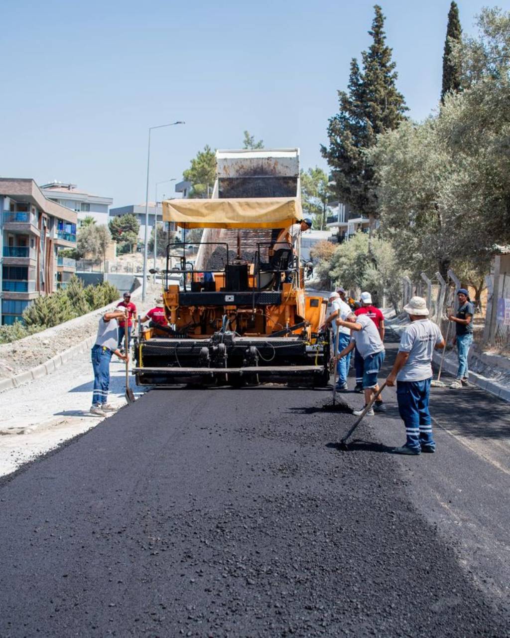 Kuşadası Belediyesi'nden Sıcak Asfalt Çalışmaları