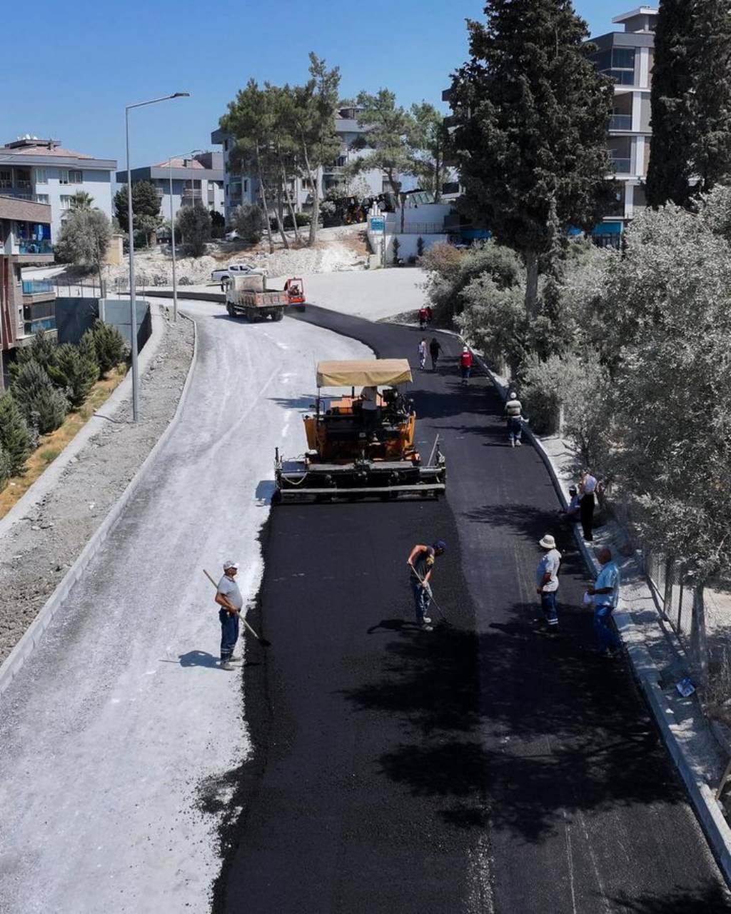 Kuşadası Belediyesi'nden Sıcak Asfalt Çalışmaları