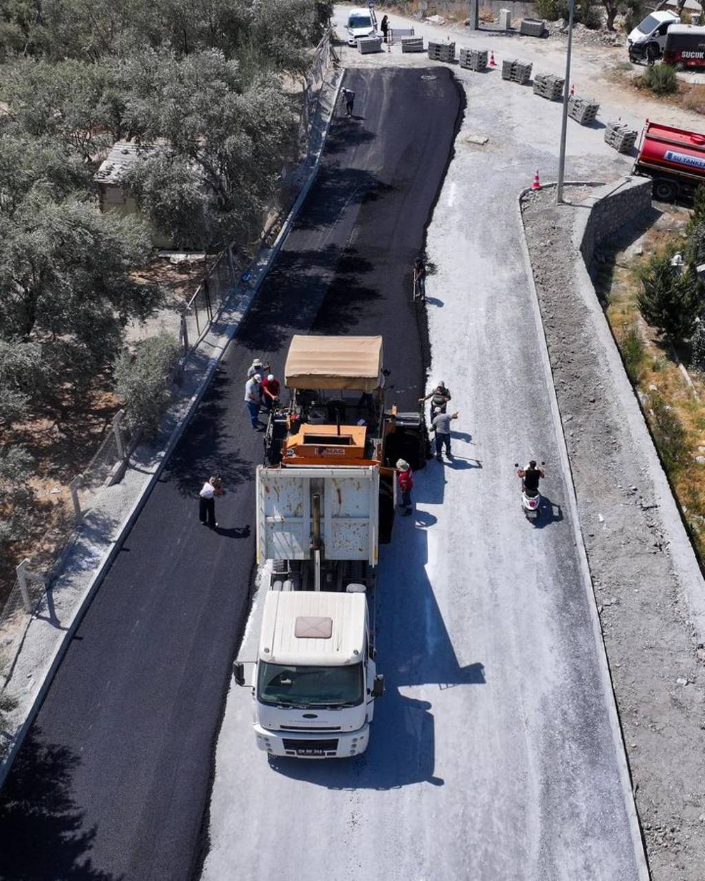 Kuşadası Belediyesi'nden Sıcak Asfalt Çalışmaları