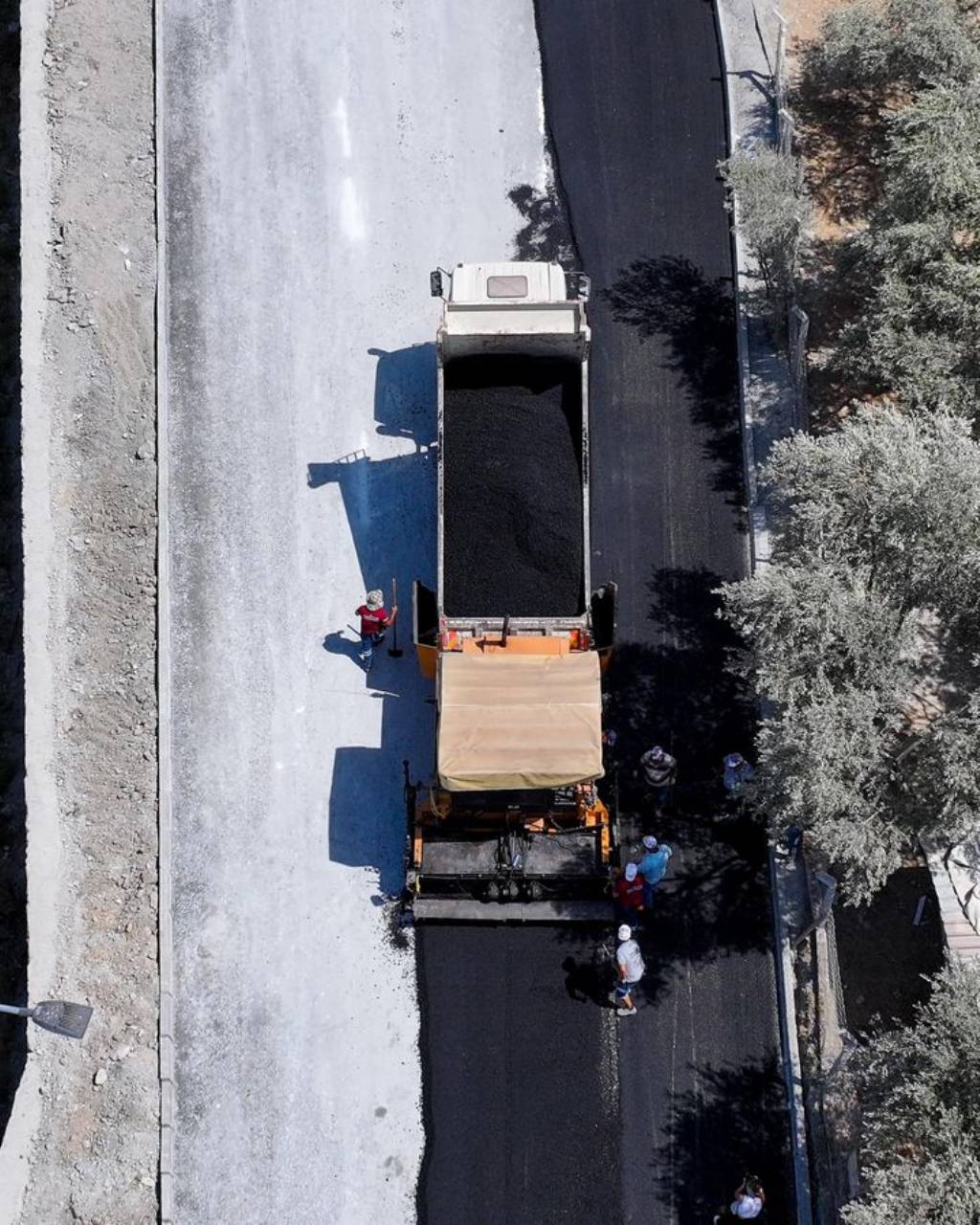 Kuşadası Belediyesi'nden Sıcak Asfalt Çalışmaları