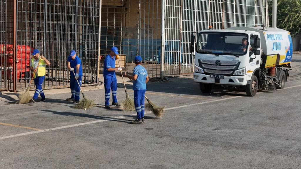 Aydın Büyükşehir Belediyesi Acarlar Hali'nde Detaylı Temizlik Çalışması Gerçekleştirdi