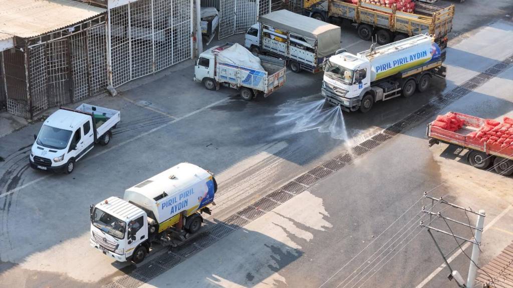 Aydın Büyükşehir Belediyesi Acarlar Hali'nde Detaylı Temizlik Çalışması Gerçekleştirdi