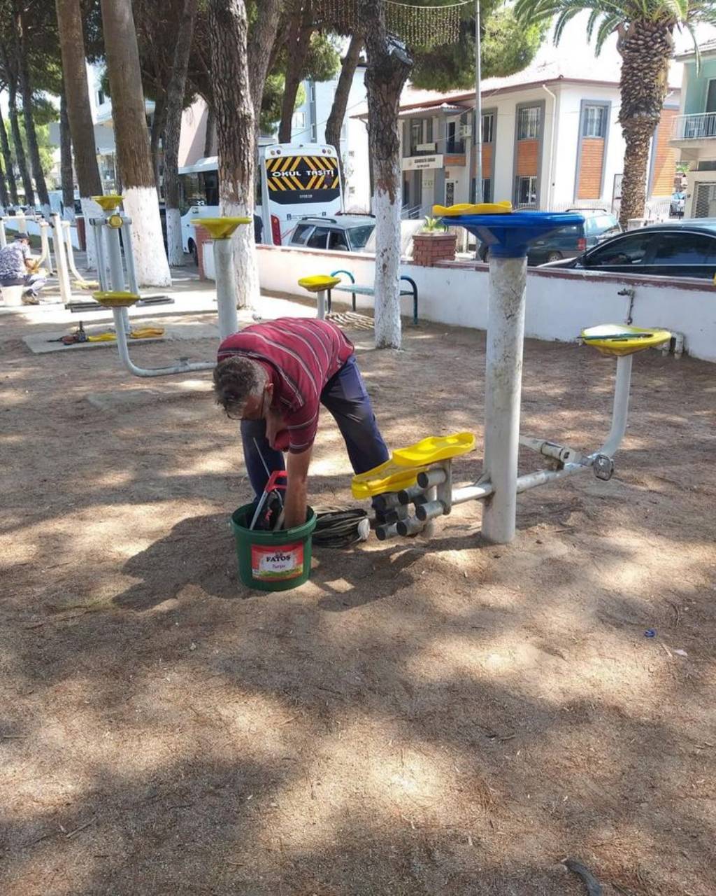 Germencik'te Parklardaki Çocuk Oyun Grupları Yenileniyor