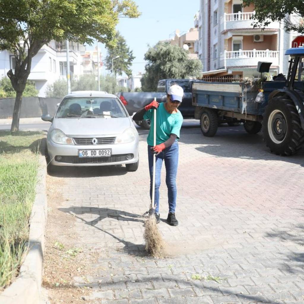 Didim Belediyesi Ekipleri Çamlık Mahallesi'nde Temizlik Çalışmalarına Devam Ediyor