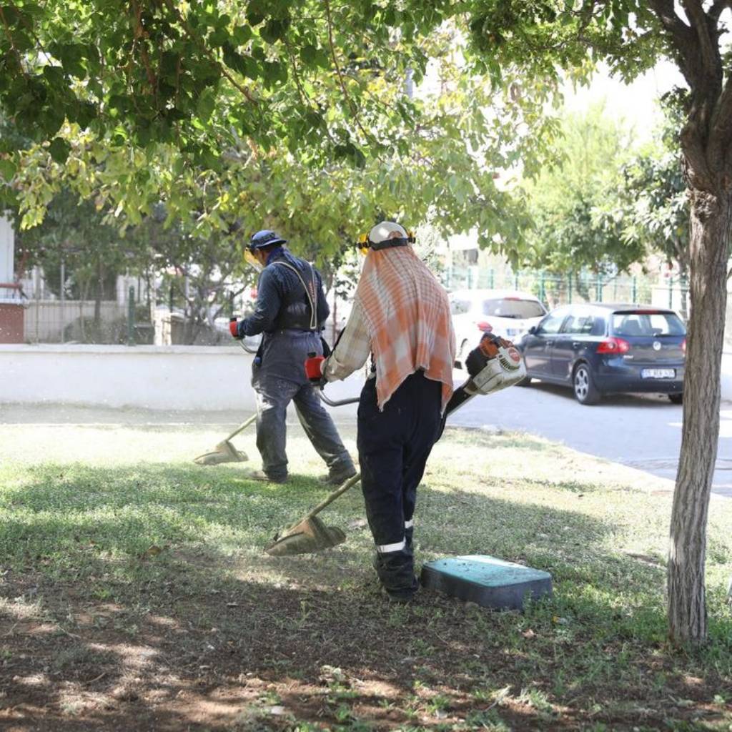 Didim Belediyesi Ekipleri Çamlık Mahallesi'nde Temizlik Çalışmalarına Devam Ediyor