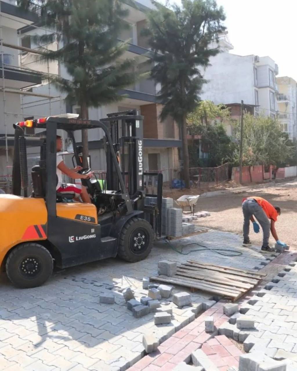 Efeler Belediyesi, Mahalle Yollarını Yeniliyor