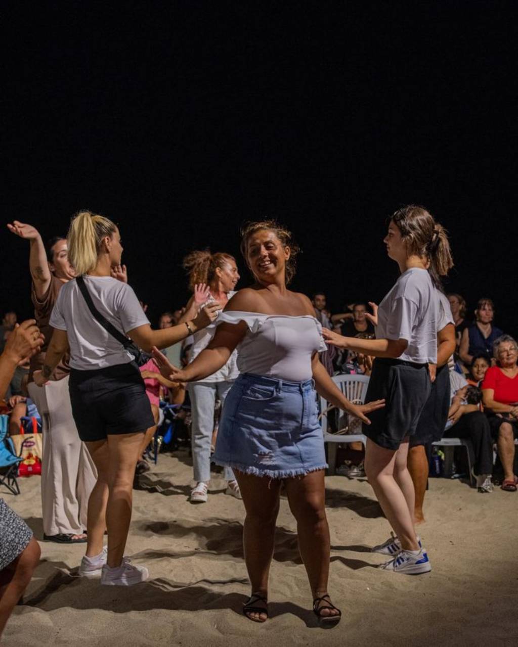 Kuşadası Belediyesi Roman Orkestrası Sevgi Plajında İlk Konserini Verdi!