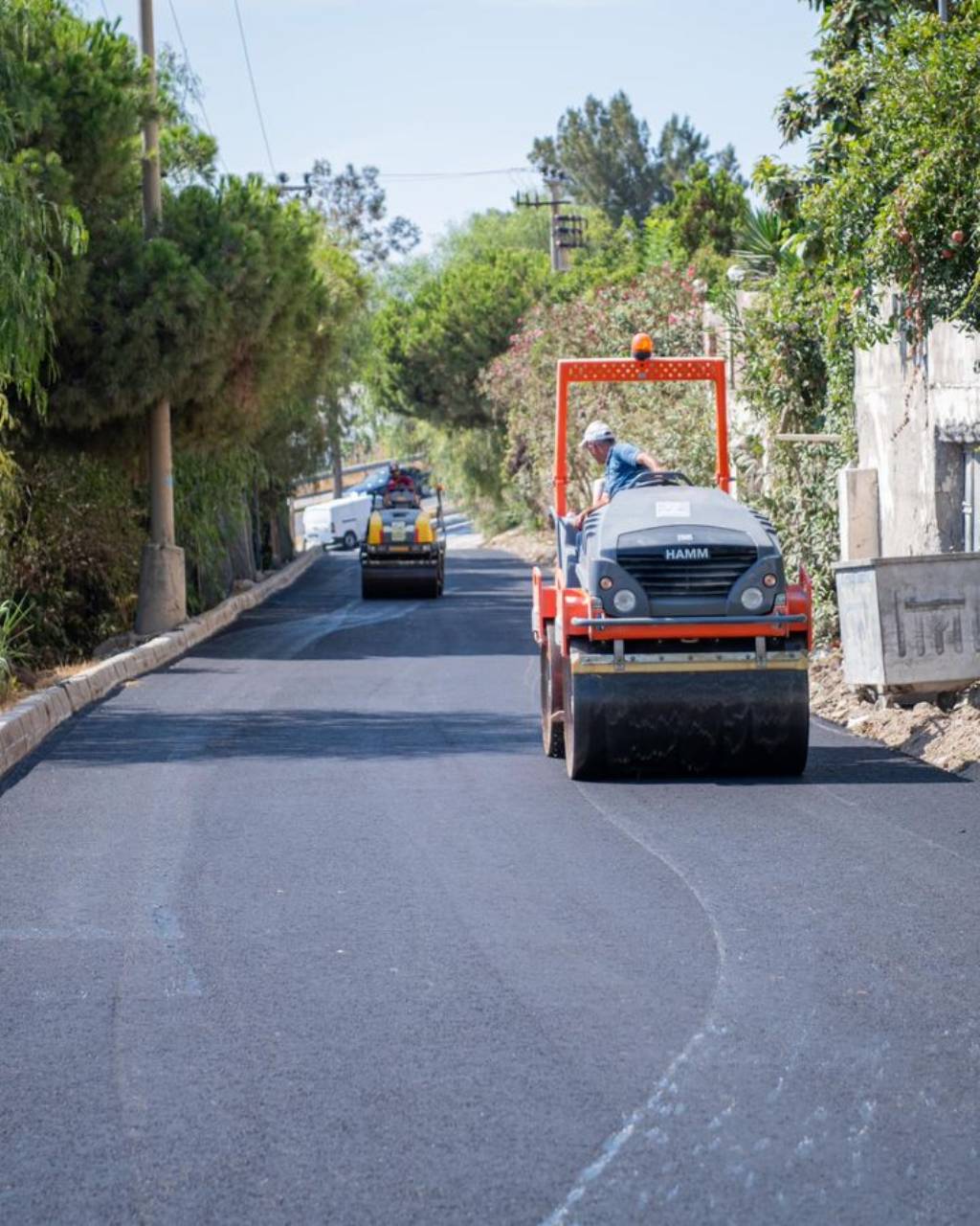 Kuşadası'nda Sıcak Asfalt Çalışmaları Devam Ediyor