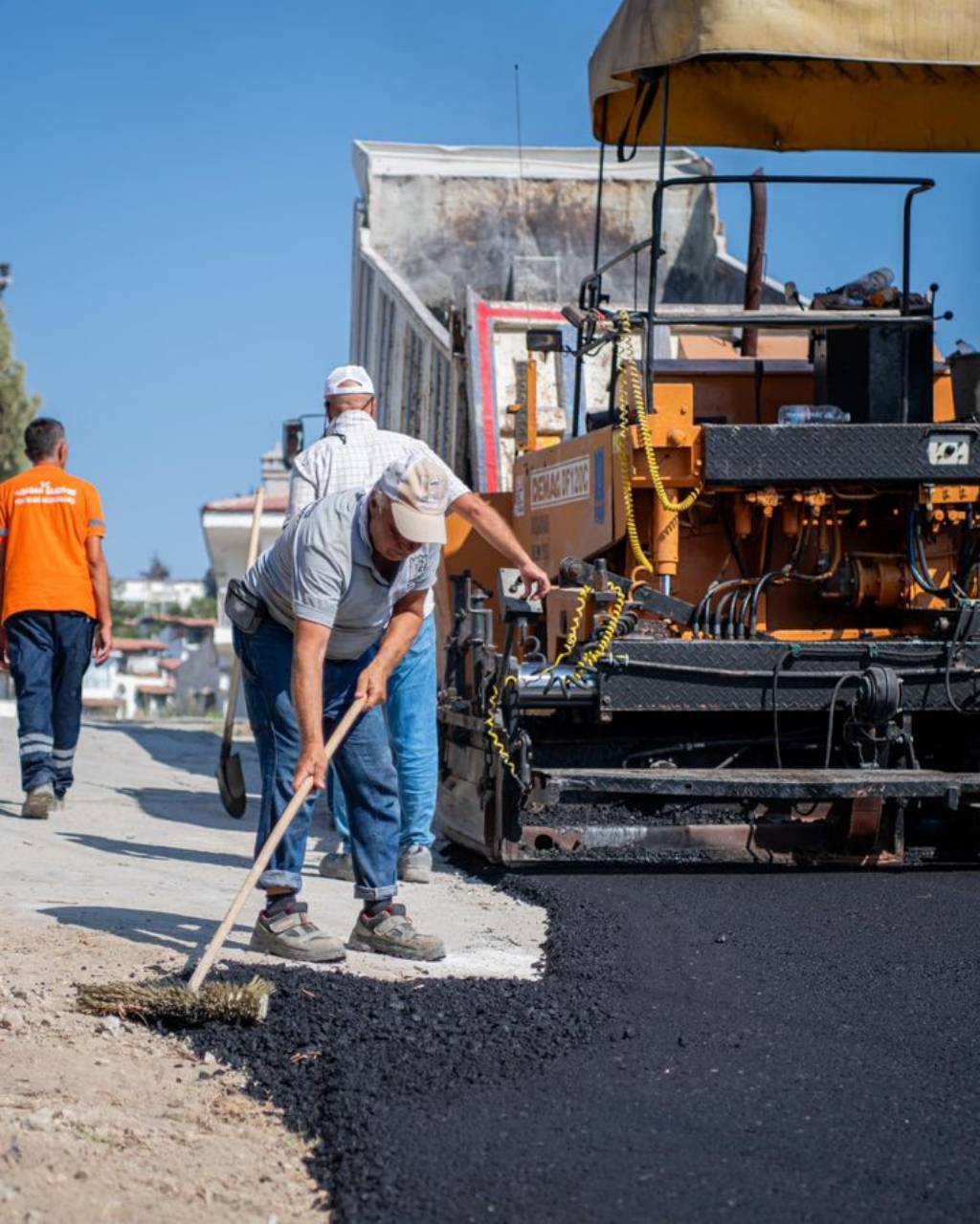 Kuşadası'nda Sıcak Asfalt Çalışmaları Devam Ediyor