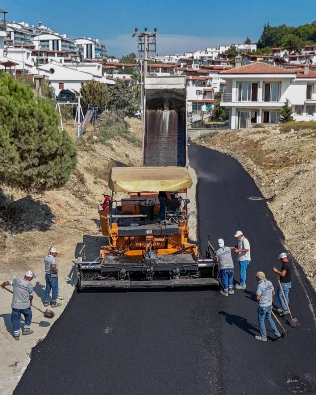 Kuşadası'nda Sıcak Asfalt Çalışmaları Devam Ediyor