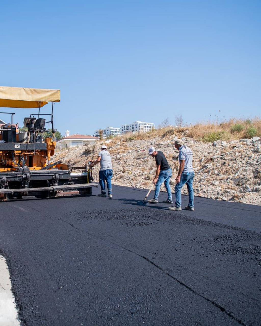 Kuşadası'nda Sıcak Asfalt Çalışmaları Devam Ediyor