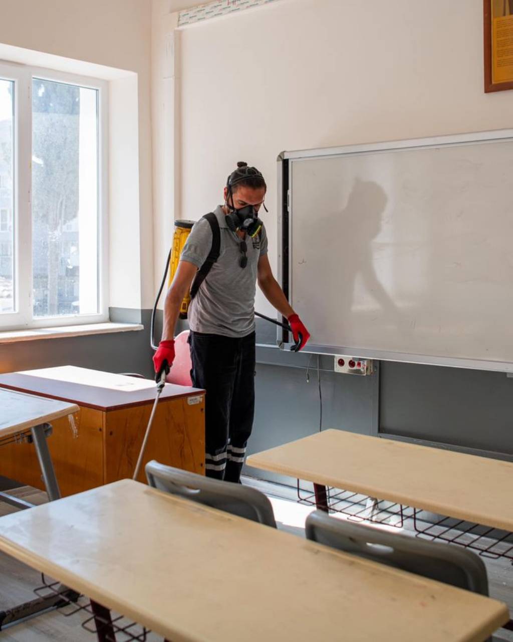 Kuşadası Belediyesi Okullarda İlaçlama Çalışmalarına Başladı