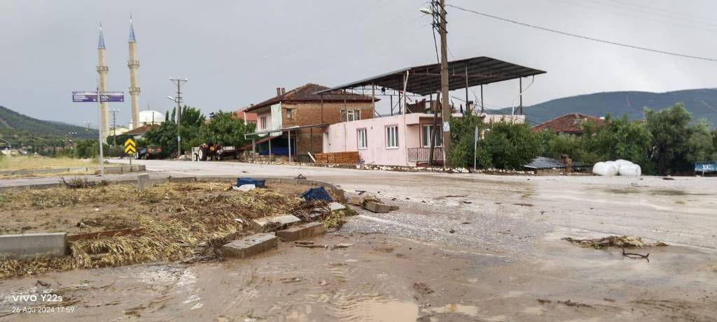 Karacasu Belediyesi Ataeymir Mahallesi'nde Sel Zararı Tespiti Yaptı