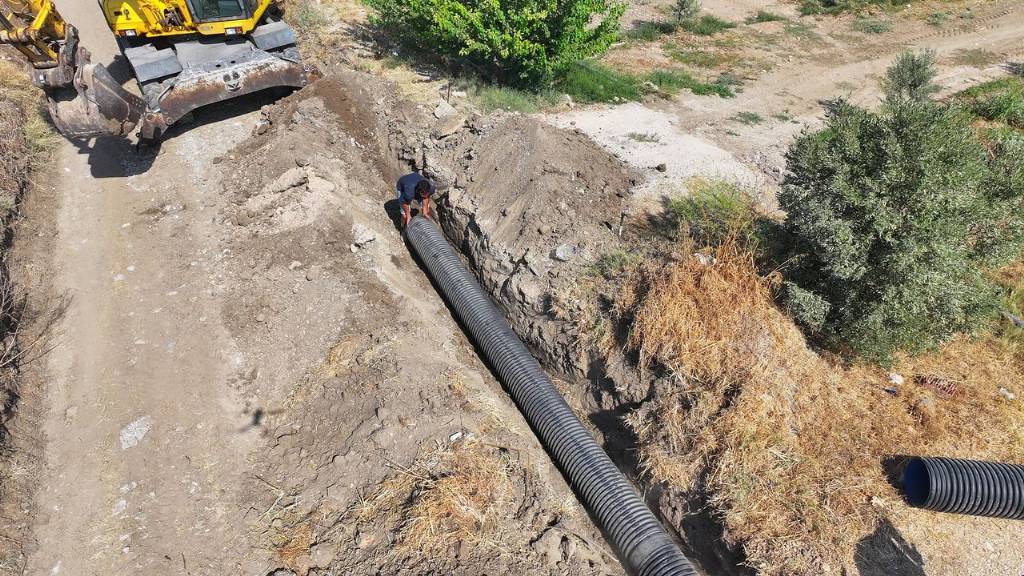 Didim Belediyesi Akyeniköy Mahallesi'ndeki Yağmur Suyu Sorununu Çözüyor