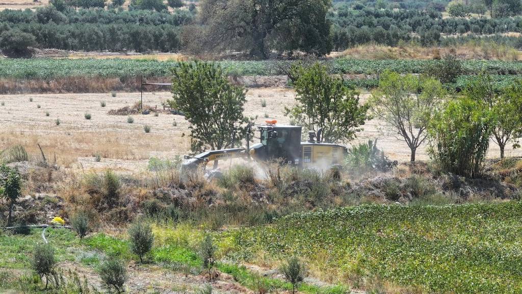 Didim Belediyesi Akyeniköy Mahallesi'ndeki Yağmur Suyu Sorununu Çözüyor