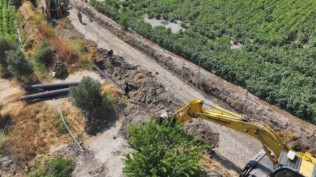 Didim Belediyesi Akyeniköy Mahallesi'ndeki Yağmur Suyu Sorununu Çözüyor